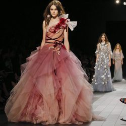 Vestido voluminoso de Marchesa primavera/verano 2018 en la New York Fashion Week