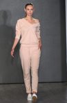 Conjunto deportivo de Eva Longoria colección primavera/verano 2018 en Nueva York Fashion Week