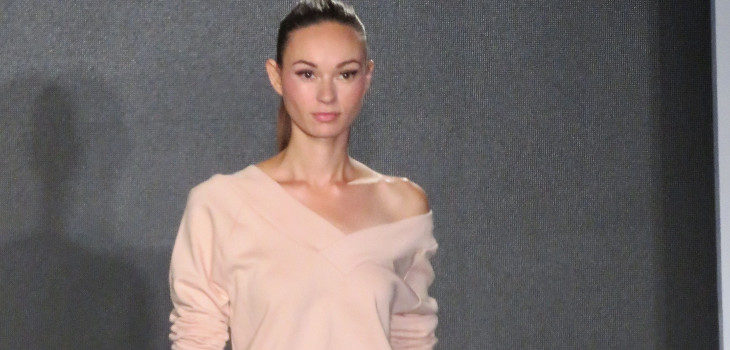 Conjunto deportivo de Eva Longoria colección primavera/verano 2018 en Nueva York Fashion Week