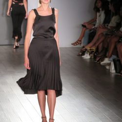 Vestido negro de Eva Longoria colección primavera/verano 2018 en Nueva York Fashion Week