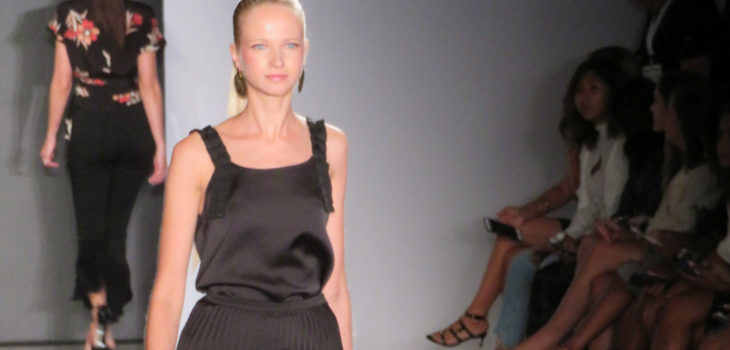 Vestido negro de Eva Longoria colección primavera/verano 2018 en Nueva York Fashion Week