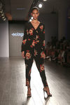 Mono de flores negro de Eva Longoria colección primavera/verano 2018 en Nueva York Fashion Week