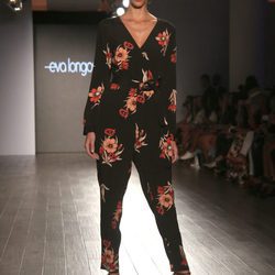 Mono de flores negro de Eva Longoria colección primavera/verano 2018 en Nueva York Fashion Week
