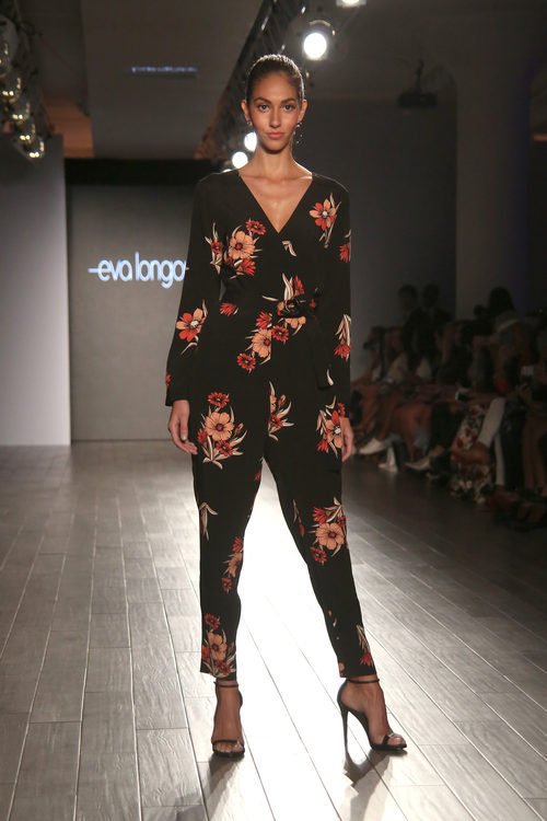 Mono de flores negro de Eva Longoria colección primavera/verano 2018 en Nueva York Fashion Week