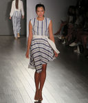 Vestido de rayas azul de Eva Longoria colección primavera/verano 2018 en Nueva York Fashion Week
