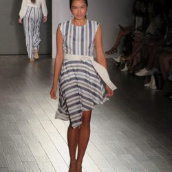 Vestido de rayas azul de Eva Longoria colección primavera/verano 2018 en Nueva York Fashion Week