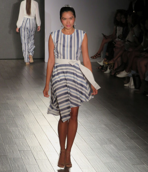 Vestido de rayas azul de Eva Longoria colección primavera/verano 2018 en Nueva York Fashion Week