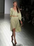 Vestido suelto de Eva Longoria colección primavera/verano 2018 en Nueva York Fashion Week