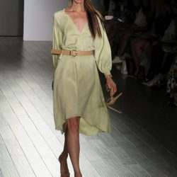 Vestido suelto de Eva Longoria colección primavera/verano 2018 en Nueva York Fashion Week
