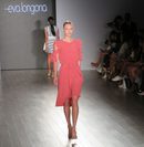 Vestido rosa de volantes de Eva Longoria colección primavera/verano 2018 en Nueva York Fashion Week