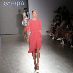 Vestido rosa de volantes de Eva Longoria colección primavera/verano 2018 en Nueva York Fashion Week