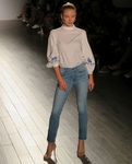 Blusa blanca y vaquero de Eva Longoria colección primavera/verano 2018 en Nueva York Fashion Week