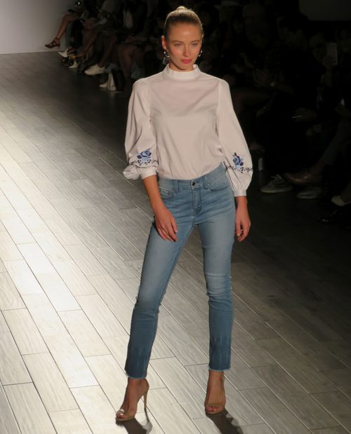 Blusa blanca y vaquero de Eva Longoria colección primavera/verano 2018 en Nueva York Fashion Week