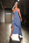 Vestido azul escotado de tirantes Desfile de Eva Longoria colección primavera/verano 2018 en Nueva York Fashion Week