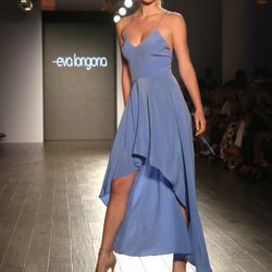 Vestido azul escotado de tirantes Desfile de Eva Longoria colección primavera/verano 2018 en Nueva York Fashion Week
