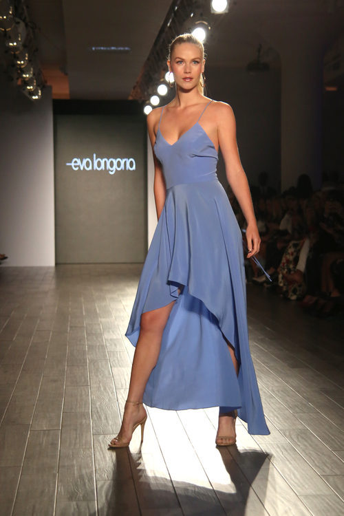 Vestido azul escotado de tirantes Desfile de Eva Longoria colección primavera/verano 2018 en Nueva York Fashion Week