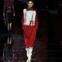 Abrigo rojo de Roberto Verino otoño/invierno 2017/2018 en la Madrid Fashion Week