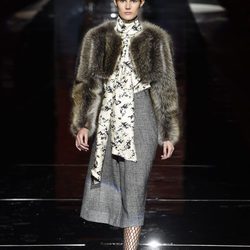 Falda lápiz gris de Roberto Verino otoño/invierno 2017/2018 en la Madrid Fashion Week