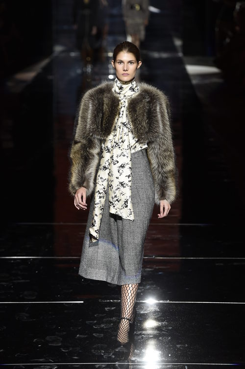 Falda lápiz gris de Roberto Verino otoño/invierno 2017/2018 en la Madrid Fashion Week