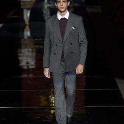 Traje gris masculino de Roberto Verino otoño/invierno 2017/2018 en la Madrid Fashion Week