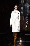 Abrigo color blanco de Roberto Verino otoño/invierno 2017/2018 en la Madrid Fashion Week
