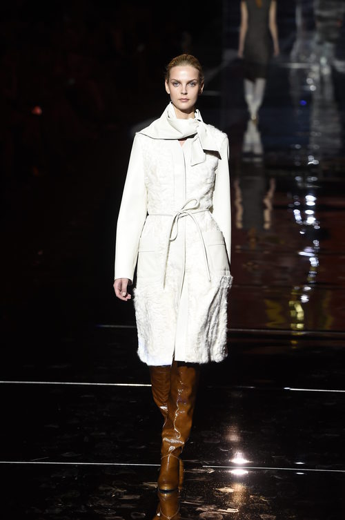 Abrigo color blanco de Roberto Verino otoño/invierno 2017/2018 en la Madrid Fashion Week