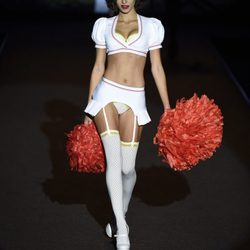 Look de animadora de Andrés Sardá primavera/verano 2018 en la Madrid Fashion Week