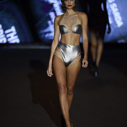 Bikini metalizado de Andrés Sardá primavera/verano 2018 en la Madrid Fashion Week