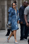 Rihanna con un vestido denim XXL en Nueva York