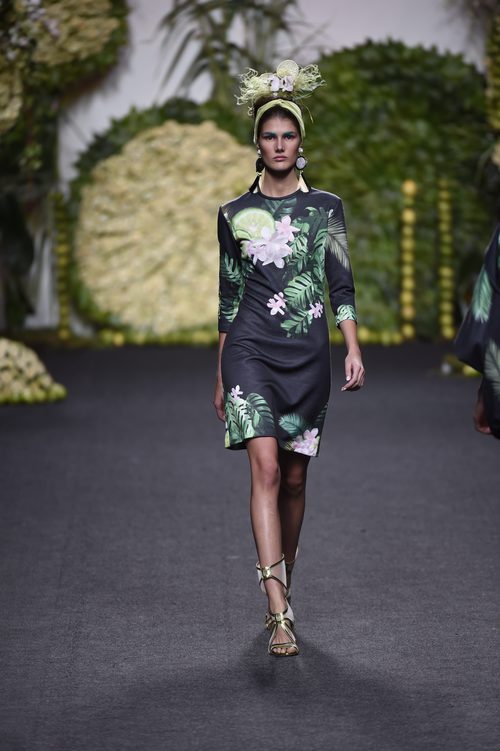 Vestido tropical en el desfile de Francis Montesinos en Madrid Fashion Week primavera/verano 2018