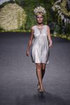 Esmeralda Moya con un vestido de lycra desfilando para Francis Montesinos en Madrid Fashion Week primavera/verano 2018