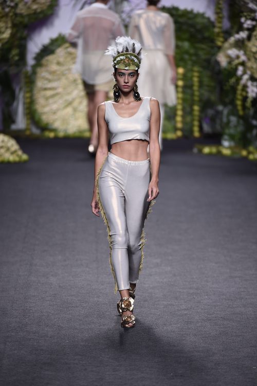 Rocío Crusset con pantalón y top desfilando para Francis Montesinos en Madrid Fashion Week primavera/verano 2018
