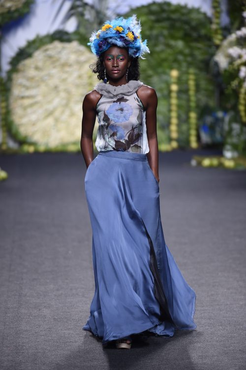 Falda azul larga en el desfile de Francis Montesinos en Madrid Fashion Week primavera/verano 2018