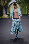 Javier Tudela con falda tropical desfilando para Francis Montesinos en Madrid Fashion Week primavera/verano 2018