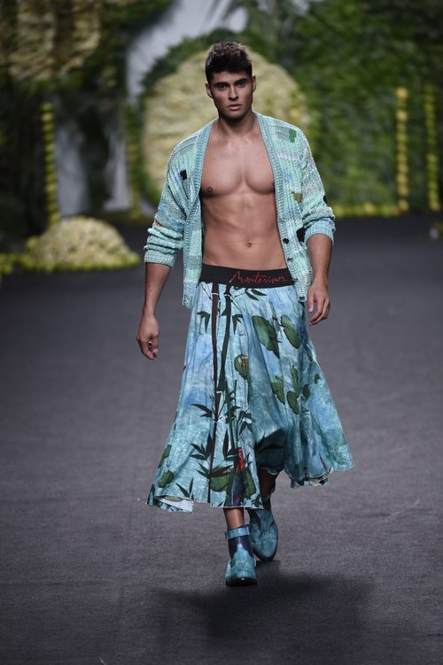 Javier Tudela con falda tropical desfilando para Francis Montesinos en Madrid Fashion Week primavera/verano 2018