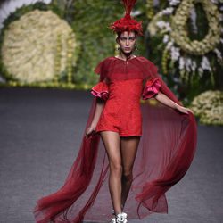 Jumpsuit rojo en el desfile de Francis Montesinos en Madrid Fashion Week primavera/verano 2018