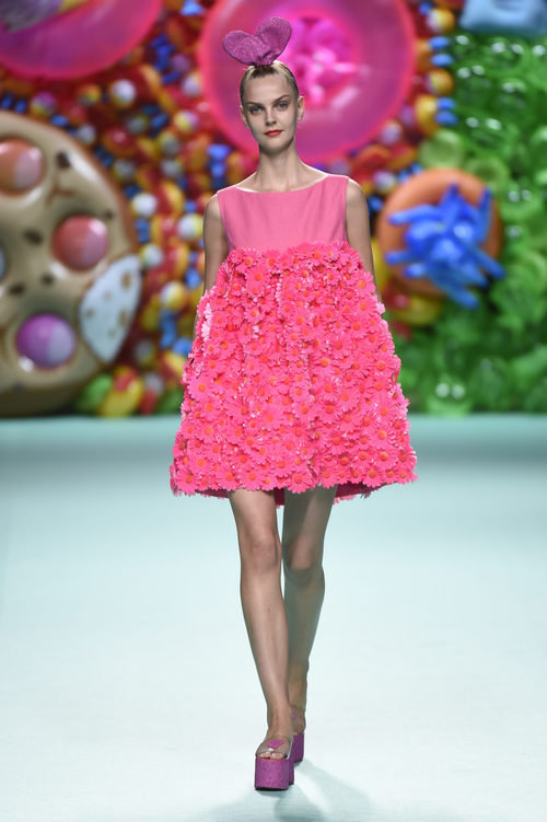 Vestido de flores rosa de Ágatha Ruíz de la Prada primavera/verano 2018 en la Madrid Fashion Week