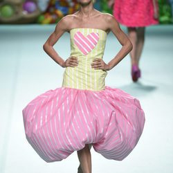 Vestido bicolor de Ágatha Ruíz de la Prada primavera/verano 2018 en la Madrid Fashion Week