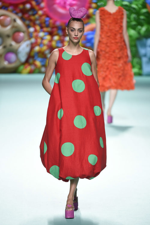 Vestido de lunares de Ágatha Ruíz de la Prada primavera/verano 2018 en la Madrid Fashion Week