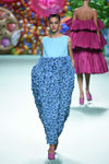 Vestido largo de flores de Ágatha Ruíz de la Prada primavera/verano 2018 en la Madrid Fashion Week