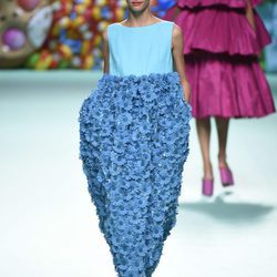 Vestido largo de flores de Ágatha Ruíz de la Prada primavera/verano 2018 en la Madrid Fashion Week