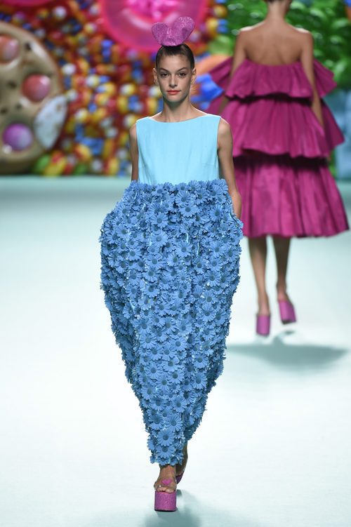 Vestido largo de flores de Ágatha Ruíz de la Prada primavera/verano 2018 en la Madrid Fashion Week