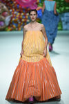 Vestido de rayas de Ágatha Ruíz de la Prada primavera/verano 2018 en la Madrid Fashion Week