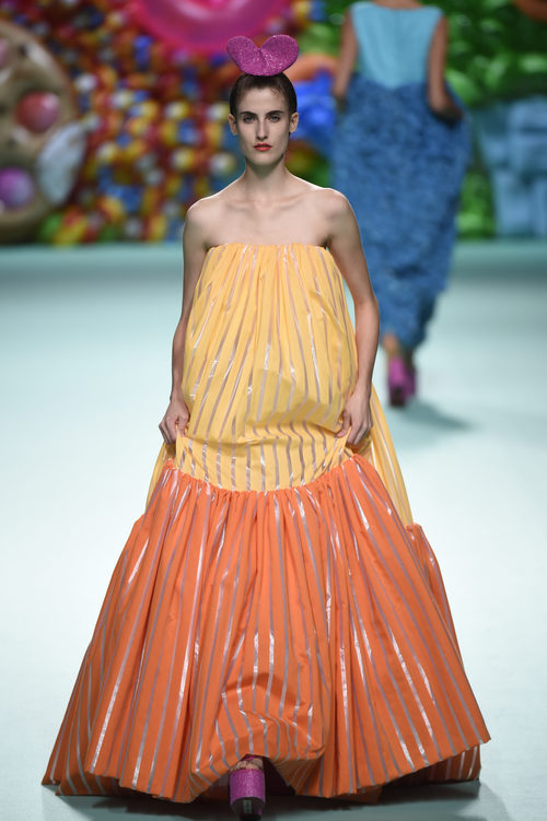 Vestido de rayas de Ágatha Ruíz de la Prada primavera/verano 2018 en la Madrid Fashion Week