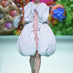 Vestido mini de rayas de Ágatha Ruíz de la Prada primavera/verano 2018 en la Madrid Fashion Week