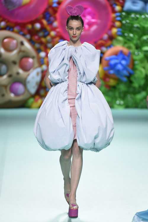 Vestido mini de rayas de Ágatha Ruíz de la Prada primavera/verano 2018 en la Madrid Fashion Week
