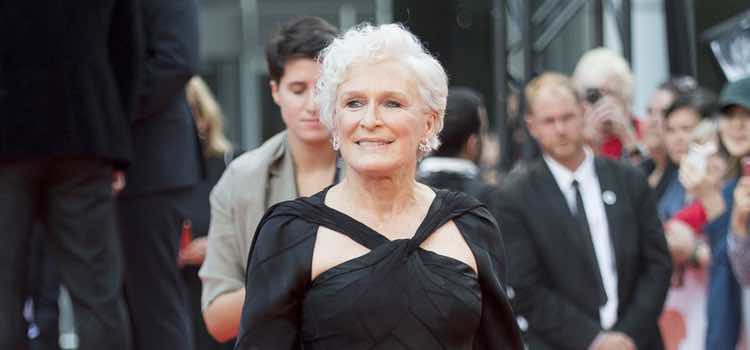 Glenn Close con un vestido Zac Posen Resort 2016 en la premiere de 'The Wife' en Toronto