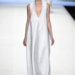 Vestido blanco largo de Devota & Lomba primavera/verano 2018 en Madrid Fashion Week