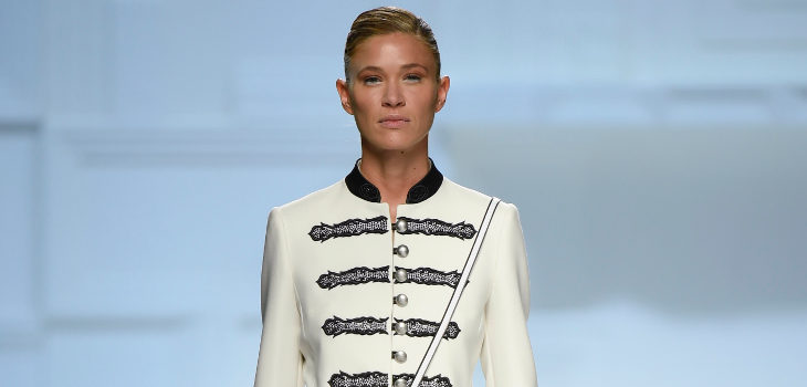 Americana y pantalón ancho blanco de Devota & Lomba primavera/verano 2018 en Madrid Fashion Week