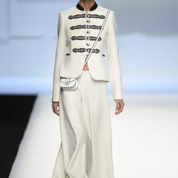 Americana y pantalón ancho blanco de Devota & Lomba primavera/verano 2018 en Madrid Fashion Week